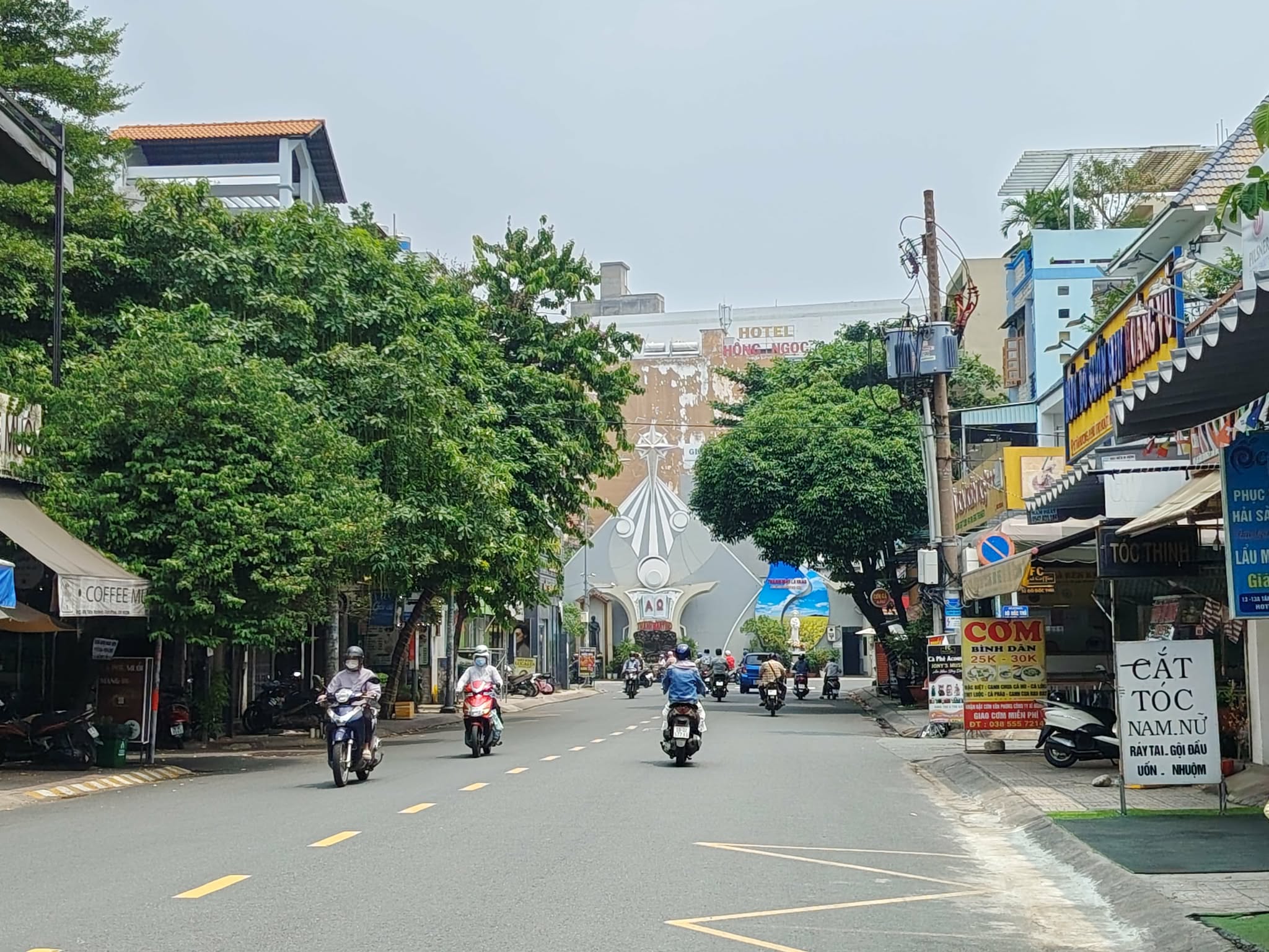 Những đường ranh không ngăn được tình liên đới